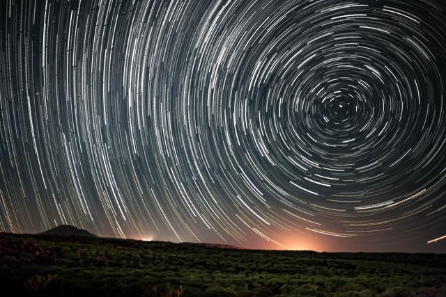 Startrails über den Vulkanen von Lanzarote