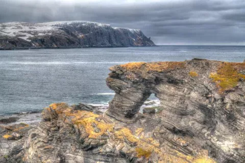 Kirkeporten bei Skarsvåg und Blick auf's Nordkaphorn in der Ferne