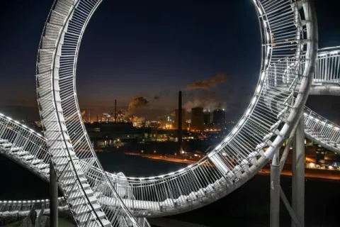 Tiger und Turtle mit Blick auf Kraftwerk und Hüttenwerk 