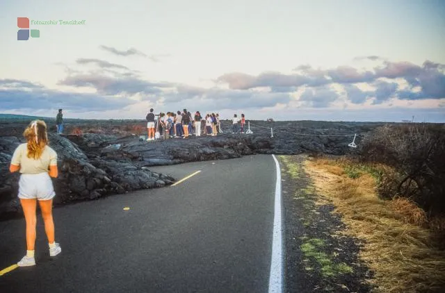 Lavafluss über die Küstenstraße