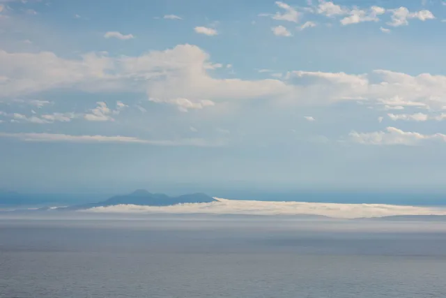 Kunashiri , die schwarze Insel im Nebel