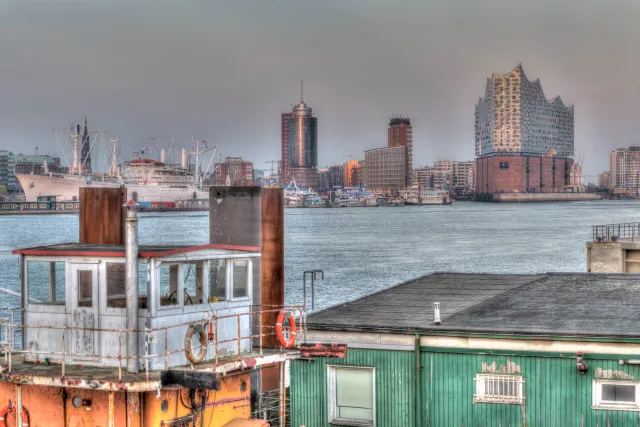 Elphi behind ship as HDR