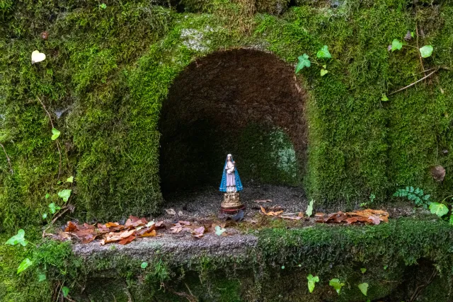 Die mystische und geheimnisvolle Kapelle in der Ruine Escusalla 