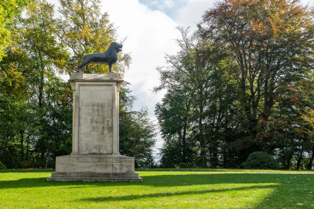 Monument of the lion in front of Wiligrad Castle