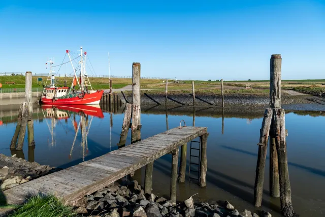 Rotes Fischerboot im Süderhafen