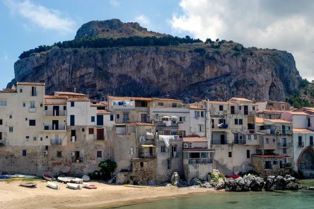 Cefalu am Fuße eines Berges