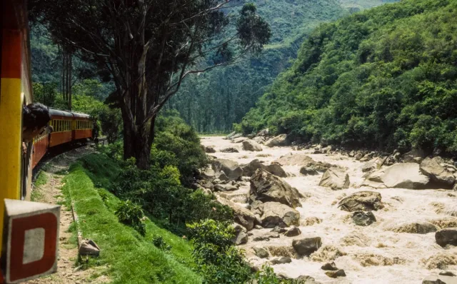 Mit dem Zug von Cusco nach Aqua Calientes durch das Urubambatal 