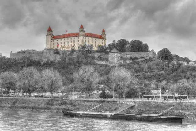 Die Burg Bratislava über der Donau