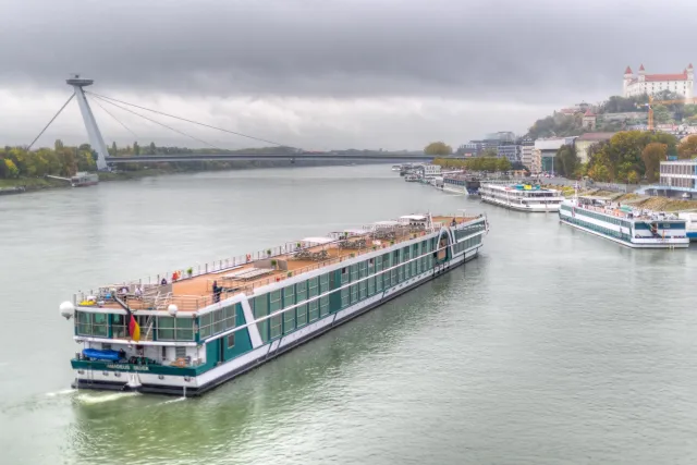 Die Burg Bratislava über der Donau