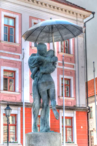 Denkmal: Küssende Studenten vor dem Rathaus