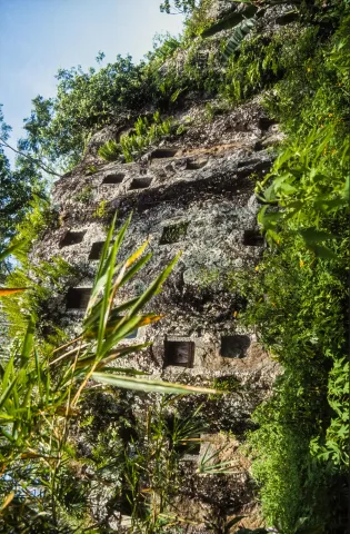 Bestattungshöhlen in den Bergen