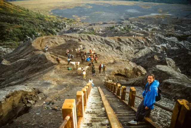 Mit Pferden durch die Ebene des Bromo