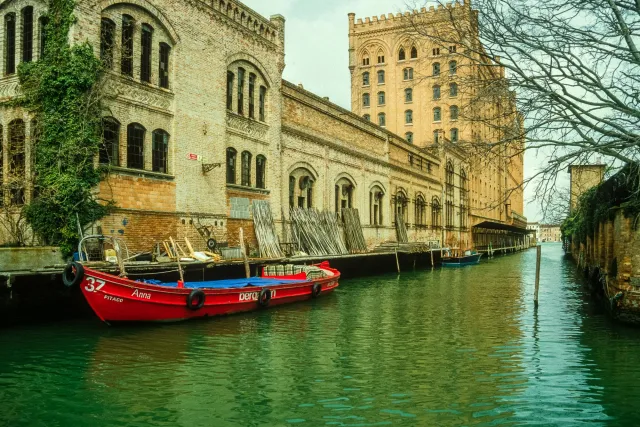 Canals, alleys and squares