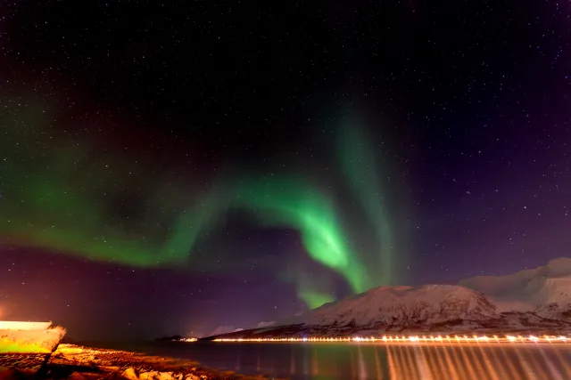 Nordlichter über dem Fjord Solenagen vor den Lyngenfjorder Alpen