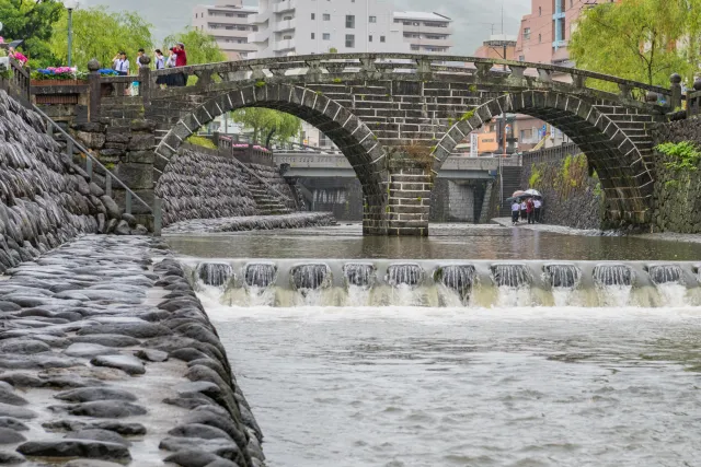 Megane Brücke (Brillenbrücke) über dem Nakashima Fluss (中島川) in Nagasaki