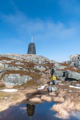 Kletterei zum nördlichen Leuchtfeuer im Norden der Insel Vardøya 