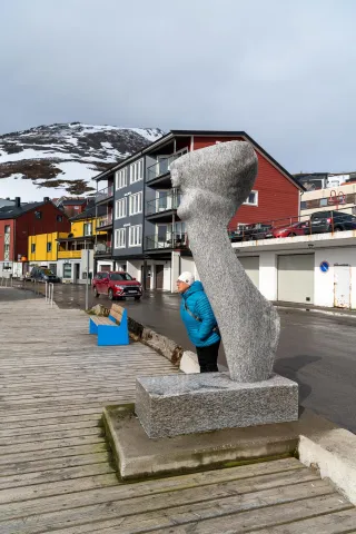 Karin macht Spaß in am Hafen in Honningsvåg