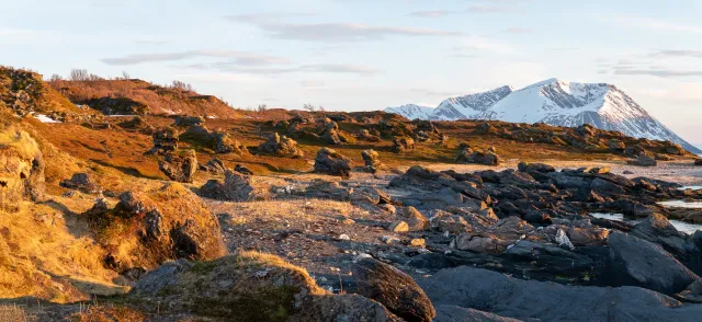 Die spektakuläre Küstenlandschaft am Ullsfjord