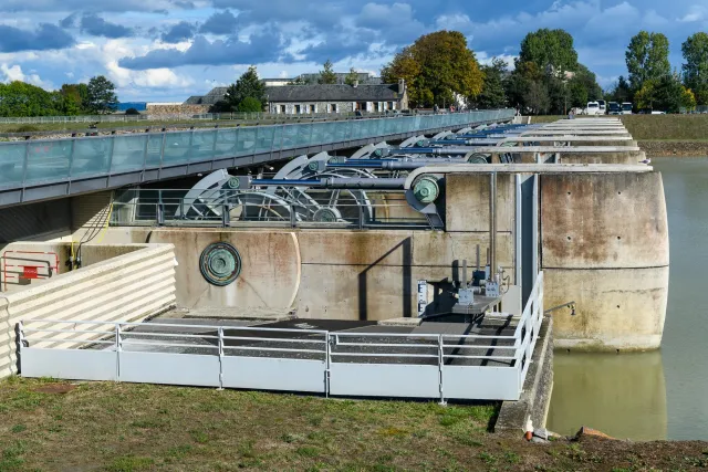 The mighty weir harmonises the tidal range and protects against the mud