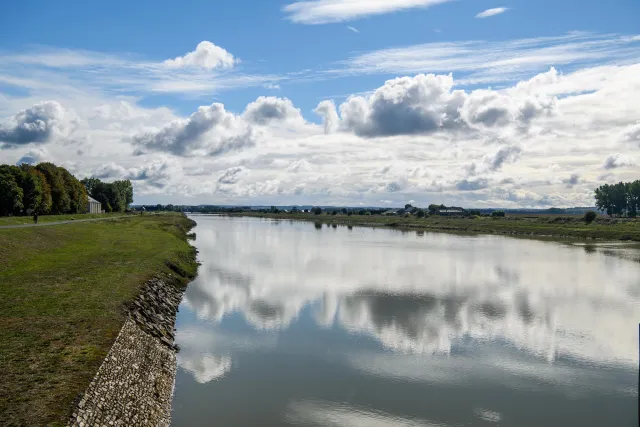 The mighty weir harmonises the tidal range and protects against the mud