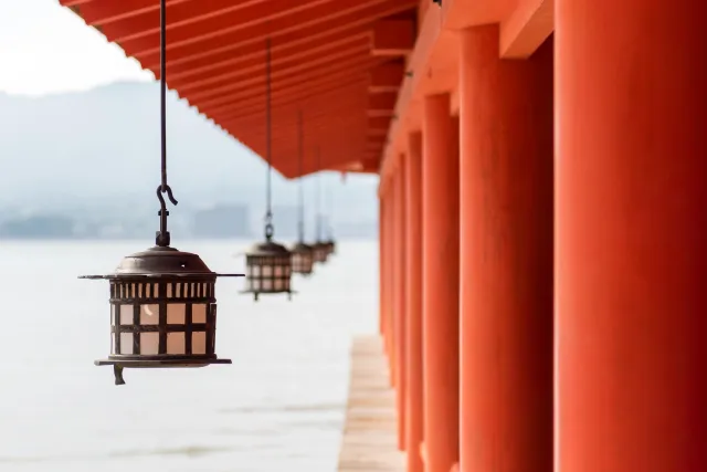 Im Itsukushima-Schrein auf der Insel Miyajima