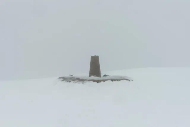 Der Markierungsfels der Spitze des Ben Nevis