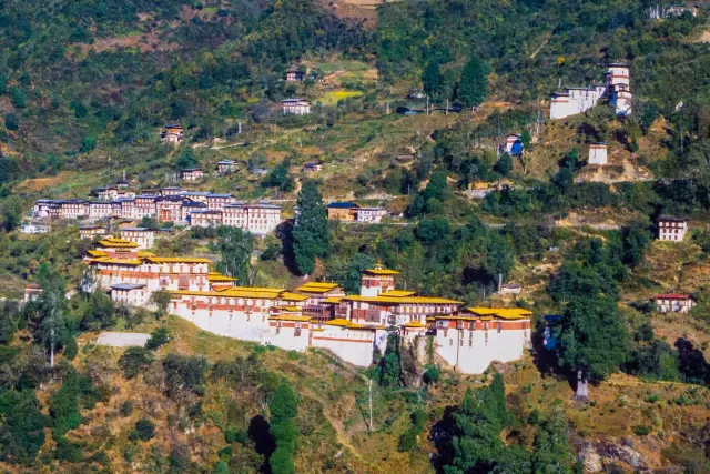 Der Trongsa Dzong über der Schlucht des Flusses Mangde.