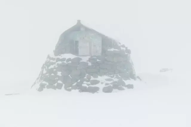 Die steinerne Gipfelhütte auf dem Ben Nevis