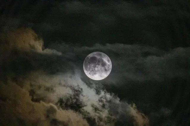 Der Vollmond mit Flugzeug am 30.08.2023