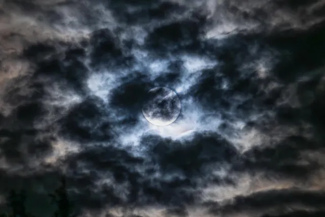 Supermond als Blue moon über Röttgen in Hennef