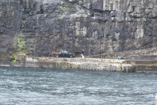 Das Meer und die steilen Felsen zwischen den Inseln Vidoy, Fugloy und Svinoy