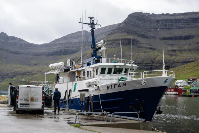 Die Ritan im Hafen von Hvannasund