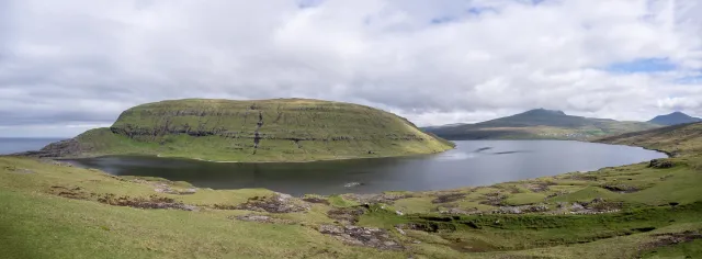 Der See Leitisvatn, der sich über einen Wasserfall in den Nordatlantik ergießt