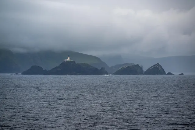 Der Muckle-Flugga-Leuchtturm mit der Basstölpel Kolonie