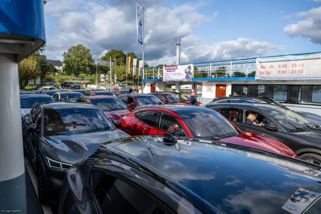 Picture 7: Twenty-five Mustangs take the Rhine ferry to Ingelheim.