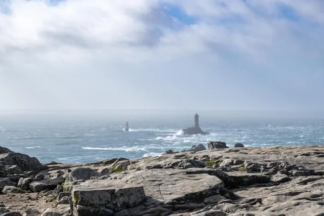 Die Leuchttürme Phare de la Vieille und Tourelle de la Plate vor der Pointe du Raz