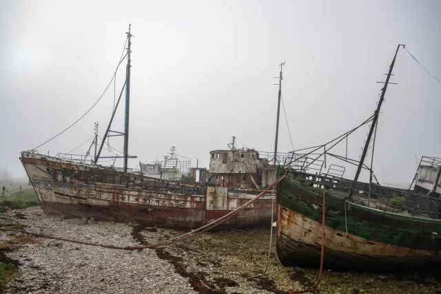 Wracks im Hafen von Camaret sur Mer in der Bretagne